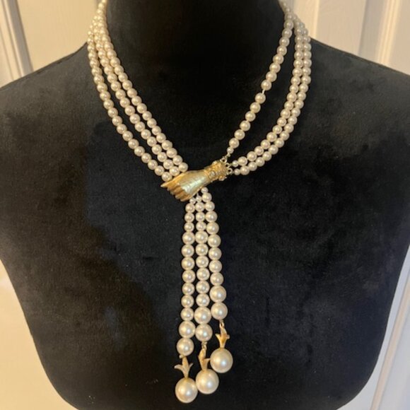 Unique Vintage Pearl Necklace with Yellow Gold Hand Clasp - Picture 1 of 4